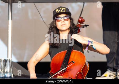 Bogotà, Colombia. 24 marzo 2024. Leandra Gold suona il violoncello con il gruppo la Etnnia nell'ultimo giorno del picnic stereo Festival di Bogotà, Colombia. (Foto di Daniel Garzon Herazo/NurPhoto)0 credito: NurPhoto SRL/Alamy Live News Foto Stock