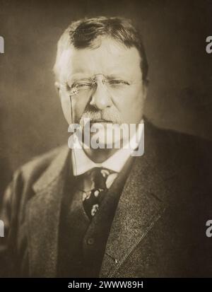 Theodore Roosevelt, ritratto testa e spalle, davanti, 1900 Foto Stock