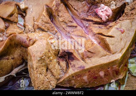 Fegato bollito, per la preparazione di salsicce con fegato, ricetta tradizionale dell'Europa orientale e dei paesi germanici Foto Stock