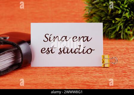 Sina era est studio significa senza rabbia e dipendenza l'iscrizione sulla carta bianca. Concetto di business Foto Stock