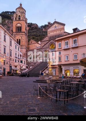 Una vista panoramica della Cattedrale di Amalfi, situata sul catino medievale cattolico romano Foto Stock