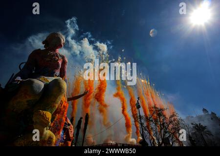 Mascleta durante las fallas a Valencia, fuochi d'artificio colorati Foto Stock