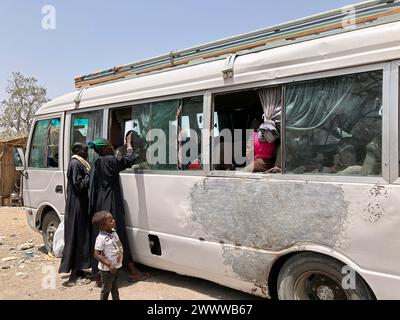 Renk, Sudan del Sud. 20 marzo 2024. Donne e bambini provenienti dal Sudan vengono portati in autobus dalla città di confine di Renk, nel Sud Sudan, a un molo per raggiungere la loro prossima destinazione. La lotta di potere in Sudan, in corso dalla metà di aprile 2023, ha scatenato la più grande crisi mondiale dei rifugiati, secondo le Nazioni Unite, con più di otto milioni di rifugiati. Mentre molte di queste persone cercano sicurezza dai combattimenti in Sudan, altre sono fuggite nei paesi vicini del Sudan del Sud o del Ciad. Crediti: Eva-Maria Krafczyk/dpa/Alamy Live News Foto Stock