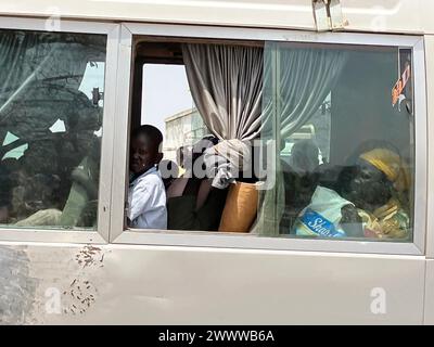 Renk, Sudan del Sud. 20 marzo 2024. Donne e bambini provenienti dal Sudan vengono portati in autobus dalla città di confine di Renk, nel Sud Sudan, a un molo per raggiungere la loro prossima destinazione. La lotta di potere in Sudan, in corso dalla metà di aprile 2023, ha scatenato la più grande crisi mondiale dei rifugiati, secondo le Nazioni Unite, con più di otto milioni di rifugiati. Mentre molte di queste persone cercano sicurezza dai combattimenti in Sudan, altre sono fuggite nei paesi vicini del Sudan del Sud o del Ciad. Crediti: Eva-Maria Krafczyk/dpa/Alamy Live News Foto Stock