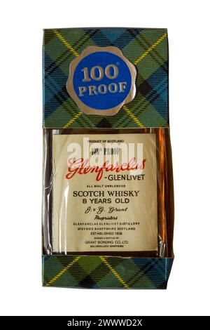 Vecchia bottiglia in miniatura di Glenfarcas Glenlivet Scotch Whisky 8 anni prodotto di Scozia a 100° in scatola di tartan isolata su sfondo bianco Foto Stock