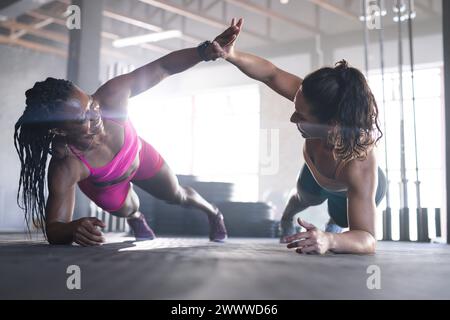 Due donne in forma si esibiscono durante una sessione di allenamento in palestra Foto Stock