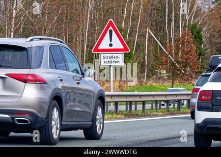 Achtung Schlaglöcher. Warnung vor Straßenschäden in der Fahrbahnoberfläche auf der Autobahn A8 bei Rosenheim. Rosenheim Bayern Deutschland **** attenzione buche attenzione attenzione attenzione attenzione attenzione attenzione attenzione danni stradali al fondo stradale dell'autostrada A8 vicino a Rosenheim Rosenheim Baviera Germania Copyright: XRolfxPossx Foto Stock