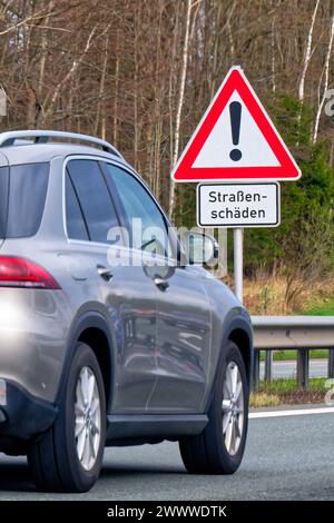 Achtung Schlaglöcher. Warnung vor Straßenschäden in der Fahrbahnoberfläche auf der Autobahn A8 bei Rosenheim. Rosenheim Bayern Deutschland **** attenzione buche attenzione attenzione attenzione attenzione attenzione attenzione attenzione danni stradali al fondo stradale dell'autostrada A8 vicino a Rosenheim Rosenheim Baviera Germania Copyright: XRolfxPossx Foto Stock