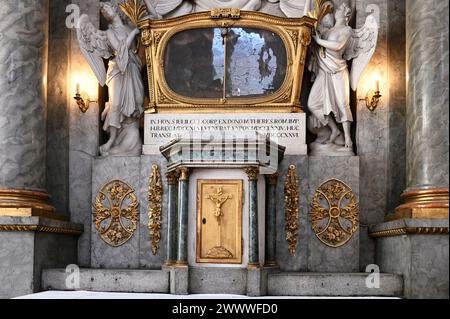 Vienna, Austria. Michaelerkirche (Chiesa parrocchiale di San Michael) è una chiesa parrocchiale cattolica in Michaelerplatz, nel primo distretto di Vienna. Reliquiario nel St. La Chiesa di San Michele a Vienna, San Giulio di Roma Foto Stock