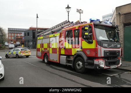 Tenby Street North, Birmingham, 26 marzo 2024 - circa quaranta vigili del fuoco sono stati chiamati a un "incendio di fabbrica" nel famoso quartiere dei gioielli di Birmingham nelle prime ore del mattino di martedì (26 marzo). I residenti hanno allertato il servizio antincendio delle West Midlands quando cinque chiamanti hanno chiamato il 999 per segnalare l'incidente. Sei apparecchi antincendio sono stati abbattuti alle 4.56 del mattino insieme a una piattaforma idraulica e una pompa ad alto volume che portava acqua da un canale vicino. All'arrivo, gli equipaggi trovarono il 40% dell'edificio in fiamme e un cordone fu allestito intorno a Tenby Street North. Credito: Interrompi stampa Media/Alamy Live News Foto Stock