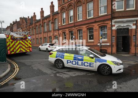 Tenby Street North, Birmingham, 26 marzo 2024 - circa quaranta vigili del fuoco sono stati chiamati a un "incendio di fabbrica" nel famoso quartiere dei gioielli di Birmingham nelle prime ore del mattino di martedì (26 marzo). I residenti hanno allertato il servizio antincendio delle West Midlands quando cinque chiamanti hanno chiamato il 999 per segnalare l'incidente. Sei apparecchi antincendio sono stati abbattuti alle 4.56 del mattino insieme a una piattaforma idraulica e una pompa ad alto volume che portava acqua da un canale vicino. All'arrivo, gli equipaggi trovarono il 40% dell'edificio in fiamme e un cordone fu allestito intorno a Tenby Street North. Credito: Interrompi stampa Media/Alamy Live News Foto Stock