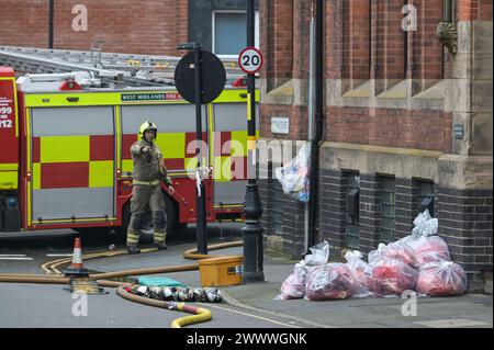 Tenby Street North, Birmingham, 26 marzo 2024 - circa quaranta vigili del fuoco sono stati chiamati a un "incendio di fabbrica" nel famoso quartiere dei gioielli di Birmingham nelle prime ore del mattino di martedì (26 marzo). I residenti hanno allertato il servizio antincendio delle West Midlands quando cinque chiamanti hanno chiamato il 999 per segnalare l'incidente. Sei apparecchi antincendio sono stati abbattuti alle 4.56 del mattino insieme a una piattaforma idraulica e una pompa ad alto volume che portava acqua da un canale vicino. All'arrivo, gli equipaggi trovarono il 40% dell'edificio in fiamme e un cordone fu allestito intorno a Tenby Street North. Credito: Interrompi stampa Media/Alamy Live News Foto Stock