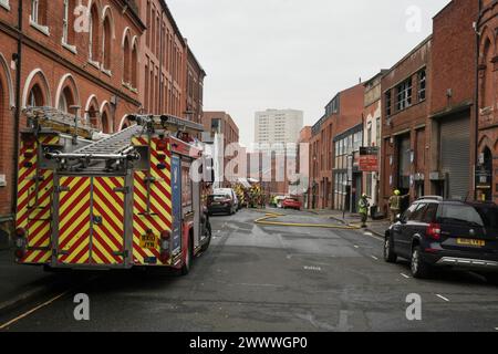 Tenby Street North, Birmingham, 26 marzo 2024 - circa quaranta vigili del fuoco sono stati chiamati a un "incendio di fabbrica" nel famoso quartiere dei gioielli di Birmingham nelle prime ore del mattino di martedì (26 marzo). I residenti hanno allertato il servizio antincendio delle West Midlands quando cinque chiamanti hanno chiamato il 999 per segnalare l'incidente. Sei apparecchi antincendio sono stati abbattuti alle 4.56 del mattino insieme a una piattaforma idraulica e una pompa ad alto volume che portava acqua da un canale vicino. All'arrivo, gli equipaggi trovarono il 40% dell'edificio in fiamme e un cordone fu allestito intorno a Tenby Street North. Credito: Interrompi stampa Media/Alamy Live News Foto Stock