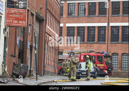 Tenby Street North, Birmingham, 26 marzo 2024 - circa quaranta vigili del fuoco sono stati chiamati a un "incendio di fabbrica" nel famoso quartiere dei gioielli di Birmingham nelle prime ore del mattino di martedì (26 marzo). I residenti hanno allertato il servizio antincendio delle West Midlands quando cinque chiamanti hanno chiamato il 999 per segnalare l'incidente. Sei apparecchi antincendio sono stati abbattuti alle 4.56 del mattino insieme a una piattaforma idraulica e una pompa ad alto volume che portava acqua da un canale vicino. All'arrivo, gli equipaggi trovarono il 40% dell'edificio in fiamme e un cordone fu allestito intorno a Tenby Street North. Credito: Interrompi stampa Media/Alamy Live News Foto Stock