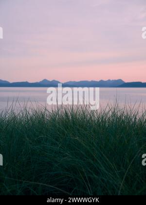 Paesaggio scozzese minimo al crepuscolo dell'Isola di Skye vista dell'orizzonte dalla Penisola di Applecross - paesaggio dell'isola di mare crepuscolo, West Highlands, Scozia Regno Unito Foto Stock