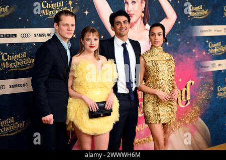 Max von der Groeben, Jella Haase, Mido Kotaini und Gizem Emre bei der Weltpremiere des Kinofilms Chantal im Märchenland im Mathäser Filmpalast. München, 25.03.2024 *** Max von der Groeben, Jella Haase, Mido Kotaini e Gizem Emre alla prima mondiale del lungometraggio Chantal im Märchenland al Mathäser Filmpalast Monaco di Baviera, 25 03 2024 foto:XR.xHeinex/xFuturexImagex chantal muenchen 4382 Foto Stock