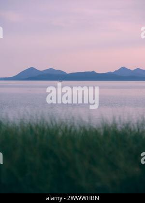 Paesaggio scozzese minimo al crepuscolo dell'Isola di Skye vista dell'orizzonte dalla Penisola di Applecross - paesaggio dell'isola di mare crepuscolo, West Highlands, Scozia Regno Unito Foto Stock