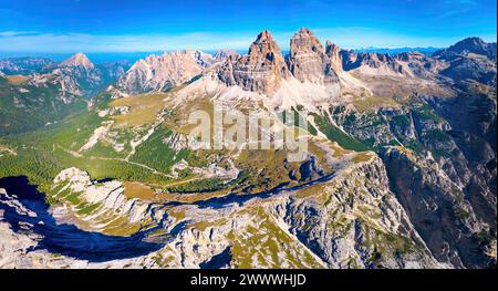 Ideale per il poster: Vista panoramica e generale del massiccio delle tre Cime e dell'area circostante dall'alto. Bel giorno d'autunno, soleggiato, cielo blu. Foto Stock