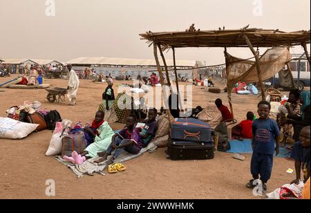 Joda, Sudan del Sud. 19 marzo 2024. I rifugiati provenienti dal Sudan attendono dietro il valico di frontiera di Joda con i loro effetti personali per continuare il loro viaggio verso la città di confine meridionale sudanese di Renk. La lotta di potere in Sudan, in corso dalla metà di aprile 2023, ha scatenato la più grande crisi mondiale dei rifugiati, secondo le Nazioni Unite, con più di otto milioni di rifugiati. Mentre molte di queste persone cercano sicurezza dai combattimenti in Sudan, altre sono fuggite nei paesi vicini del Sudan del Sud o del Ciad. Crediti: Eva-Maria Krafczyk/dpa/Alamy Live News Foto Stock