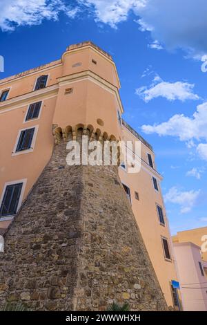 Centro storico di Civitavecchia, Italia: Veduta del Torrione, una torre medievale, uno dei pochi resti delle mura medievali. Foto Stock