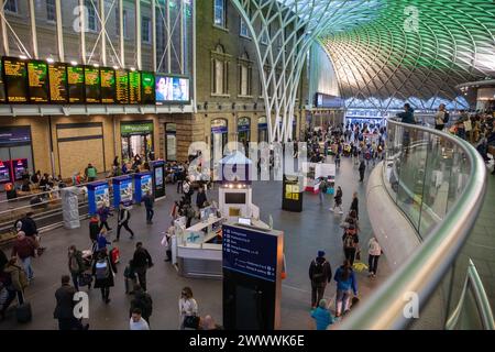 Interno della stazione di Kings Cross, Londra, Inghilterra, Regno Unito Foto Stock