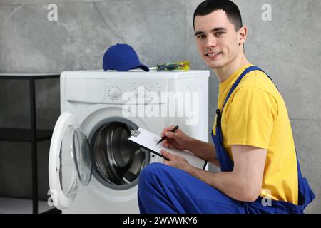 I risultati dell'esame della lavatrice in bagno sono sorridenti Foto Stock