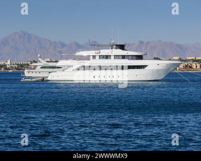 Yachten, Ausflugsschiffe vor Hurghada, Ägypten Foto Stock