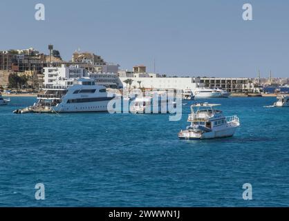 Yachten, Ausflugsschiffe vor Hurghada, Ägypten Foto Stock