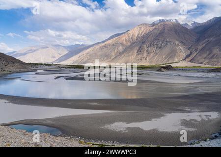 Vista panoramica della valle del fiume Panj con la catena Hindu Kush in Afghanistan, il corridoio Wakhan, Langar, Gorno-Badakhshan, Pamir del Tagikistan Foto Stock