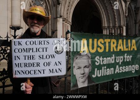 Londra, Inghilterra, Regno Unito. 26 marzo 2024. Nel cuore di Londra, è in corso un importante raduno presso la Royal Courts of Justice on Strand, dove i sostenitori di Julian Assange si riuniscono per la "protesta per difendere un giorno di decisione della stampa libera". Questo evento segna la decisione di appello finale sul caso di estradizione di Assange. L'atmosfera è carica di attesa, in quanto partecipanti, provenienti da diversi ceti sociali, si uniscono nel loro appello alla libertà di stampa e alla trasparenza. (Credit Image: © Joao Daniel Pereira/ZUMA Press Wire) SOLO PER USO EDITORIALE! Non per USO commerciale! Foto Stock