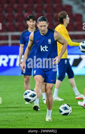 Cho GUE-sung della Corea del Sud e di altri giocatori della Corea del Sud in azione durante una sessione di allenamento in vista del turno di qualificazione della Coppa del mondo d'Asia, secondo turno, partita del gruppo C contro la Thailandia al Rajamangala Stadium. Foto Stock