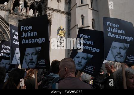 26 marzo 2024, Londra, Inghilterra, Regno Unito: nel cuore di Londra, un importante raduno è in corso presso la Royal Courts of Justice on Strand, dove i sostenitori di Julian Assange si riuniscono per il â€œProtest per difendere un Free Press Decision Day.â€ questo evento segna la decisione finale di ricorso in merito al caso di estradizione di Assangeâ. L'atmosfera è carica di attesa, in quanto partecipanti, provenienti da diversi ceti sociali, si uniscono nel loro appello alla libertà di stampa e alla trasparenza. (Credit Image: © Joao Daniel Pereira/ZUMA Press Wire) SOLO PER USO EDITORIALE! Non per USO commerciale! Foto Stock