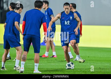 Cho GUE-sung (R) e altri giocatori della Corea del Sud in azione durante una sessione di allenamento in vista del turno di qualificazione della Coppa del mondo d'Asia, secondo turno, partita del gruppo C contro la Thailandia al Rajamangala Stadium. Foto Stock