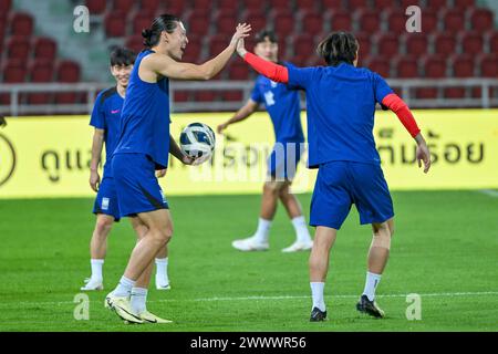 Cho GUE-sung della Corea del Sud e di altri giocatori della Corea del Sud in azione durante una sessione di allenamento in vista del turno di qualificazione della Coppa del mondo d'Asia, secondo turno, partita del gruppo C contro la Thailandia al Rajamangala Stadium. Foto Stock