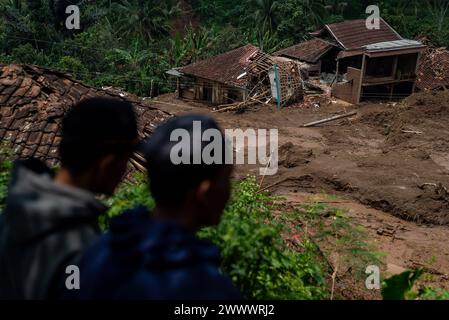 FRANE CAUSATE DA FORTI PIOGGE le case sono state gravemente danneggiate da una frana nel villaggio di Cigintung, Cibenda, West Bandung Regency, West Java, Indonesia marzo 26, 2024. i funzionari hanno detto che almeno 30 case sono state gravemente danneggiate, 352 persone sono state sfollate e 7 vittime sono ancora scomparse. IMAGO/KHAIRIZAL MARIS Bandung West Java Indonesia Copyright: XxKhairizalxMarisx FRANE CAUSATE DA FORTI PIOGGE 21 Foto Stock