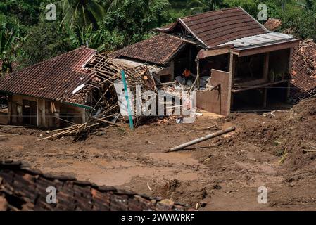 FRANE CAUSATE DA FORTI PIOGGE le case sono state gravemente danneggiate da una frana nel villaggio di Cigintung, Cibenda, West Bandung Regency, West Java, Indonesia marzo 26, 2024. i funzionari hanno detto che almeno 30 case sono state gravemente danneggiate, 352 persone sono state sfollate e 7 vittime sono ancora scomparse. IMAGO/KHAIRIZAL MARIS Bandung West Java Indonesia Copyright: XxKhairizalxMarisx FRANE CAUSATE DA FORTI PIOGGE 24 Foto Stock