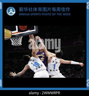 Pechino, Cina. 22 marzo 2024. FOTO SPORTIVA XINHUA DELLA SETTIMANA (dal 18 marzo al 24 marzo 2024) TRASMESSA il 26 marzo 2024. Wang Shaojie (C) dei Beijing Royal Fighters va per un Lay Up contro Zeng Fanbo (R) e Taruike Jianiyou dei Beijing Ducks durante la partita del 46 ° turno del campionato 2023-2024 della Chinese Basketball Association (CBA) a Pechino, Cina, 22 marzo 2024. Crediti: Luo Yuan/Xinhua/Alamy Live News Foto Stock