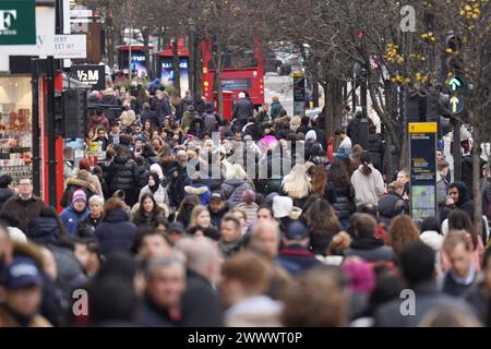 Foto del file datata 27/12/2022, di persone che fanno acquisti su Oxford Street a Londra. La popolazione del Regno Unito era stimata a 67,6 milioni di persone a metà del 2022, in aumento di 4,3 milioni dalla metà del 2011, come dimostrano nuove cifre. L'Inghilterra ha visto il maggiore aumento percentuale nel corso del periodo, con la sua popolazione che è aumentata del 7,5%, l'equivalente di 4,0 milioni. Data di pubblicazione: Martedì 26 marzo 2024. Foto Stock