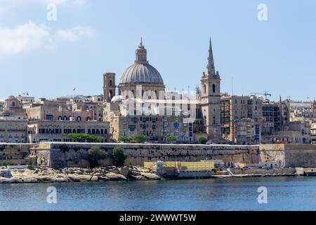 Valletta, Malta - 9 giugno 2016: La capitale fortificata Vallettal che si affaccia sul porto di Marsamxett. Foto Stock