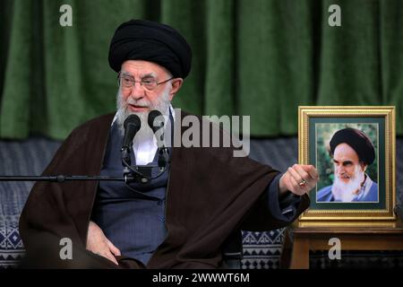 Teheran, Iran. 26 marzo 2024. Il leader supremo iraniano, l'Ayatollah ALI KHAMENEI, incontra diversi poeti e persone della cultura e della letteratura a Teheran. (Immagine di credito: © Ufficio del leader supremo iraniano tramite ZUMA Press Wire) SOLO USO EDITORIALE! Non per USO commerciale! Crediti: ZUMA Press, Inc./Alamy Live News crediti: ZUMA Press, Inc./Alamy Live News Foto Stock