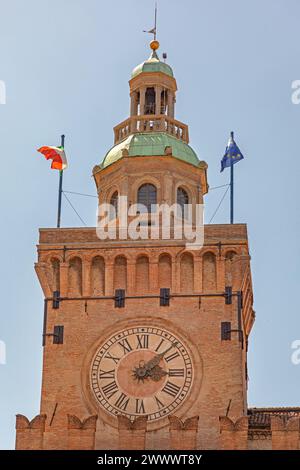 Bologna, Italia - 16 giugno 2019: Torre dell'Orologio al Palazzo Accursio, monumento storico, giornata estiva. Foto Stock