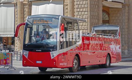 Bologna, Italia - 16 giugno 2019: Tour originale della città in autobus rosso aperto al soleggiato giorno d'estate. Foto Stock