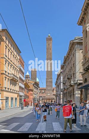 Bologna, Italia - 16 giugno 2019: Struttura medievale attrazione turistica Two Towers nel centro città in estate. Foto Stock