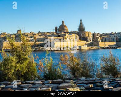 Tigne Point, Sliema, Malta - 8 novembre 2022: Veduta del porto di Marsamxett e della capitale fortificata la Valletta. Foto Stock