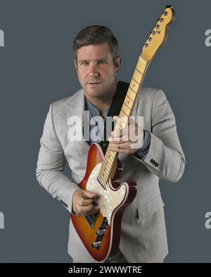 Un uomo a suonare la chitarra Foto Stock