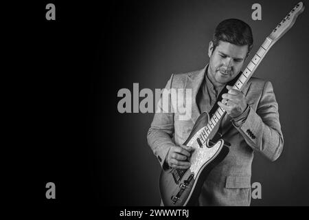 Un uomo a suonare la chitarra Foto Stock
