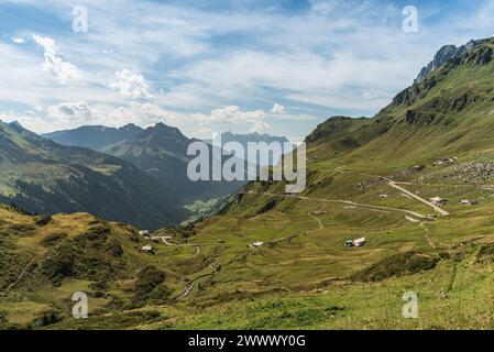 Paesaggio montano e strada di passaggio al passo di chiusa, Unterschaechen, Cantone di Uri, Svizzera Foto Stock