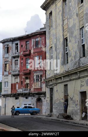 113 Vecchia auto in alluminio bianco-blu, classica Chevrolet del 1954, che percorre San Lazaro Street, un pescatore locale che cammina su San Nicolas Street. L'Avana-Cuba Foto Stock