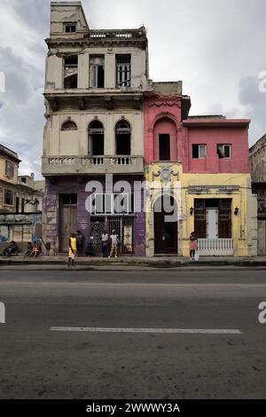 115 persone del posto sono in attesa di un taxi condiviso, in attesa di un posto in Calle San Lazaro St. Marciapiede sotto le facciate dei coloristi di case a gradini e fatiscenti. L'Avana-Cuba. Foto Stock