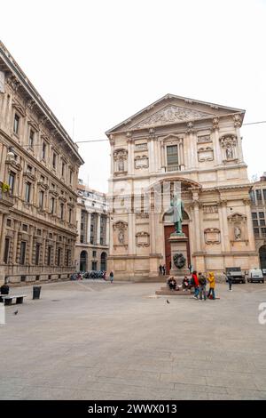 Milano, Italia - 30 marzo 2022: Piazza San fedele si trova nel centro di Milano, dove si trovano la chiesa di San fedele, la statua di Alessandro Manzoni e Foto Stock